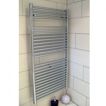 Электрический полотенцесушитель Zehnder Toga TEC-120-050-DF CR в интерьере ванной комнаты